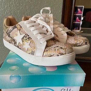 New in box Soda “Wander” sneakers 8.5